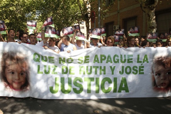 Protestas de ciudadanos esta tarde ante la Audiencia de Córdoba.