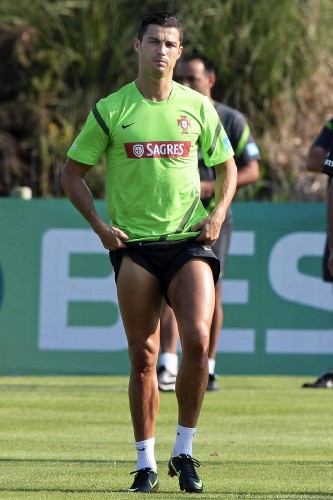 El delantero portugués del Real Madrid, Cristiano Ronaldo, asiste a la sesión de entrenamiento de la selección nacional portuguesa en Óbidos.