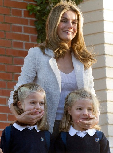 La princesa de Asturias posa junto a sus hijas, Leonor y Sofía.