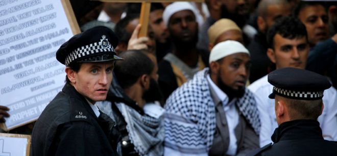 Grupos de musulmanes se manifiestan ante la embajada de los EE.UU. en Londres, Reino Unido.
