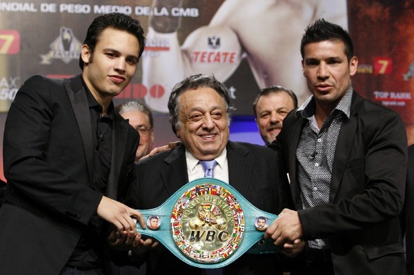 El mexicano Julio César Chávez Jr. (i), campeón de peso medio del Consejo Mundial de Boxeo (CMB), y el argentino Sergio 