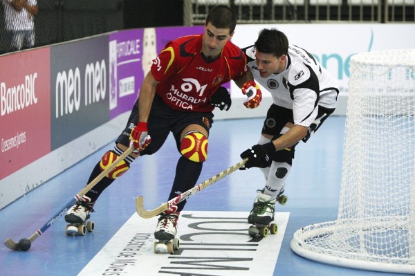 Marc Gual, de España, lucha por la bola con Benjamin Nusch, de Alemania, durante la 50 edición del Campeonato Europeo de Hockey sobre Patines.