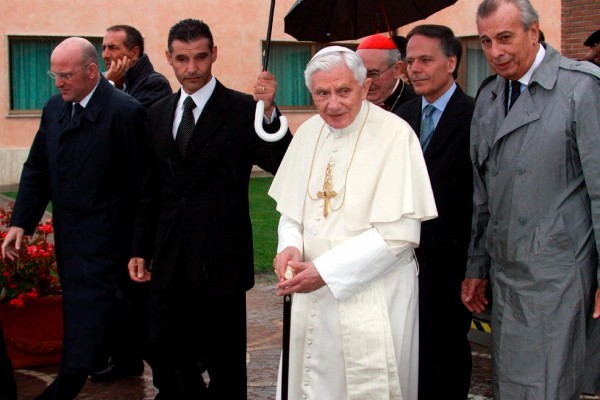 El papa Benedicto XVI a su llegada al aeropuerto de Ciampino, en Roma, para viajar a Líbano. 