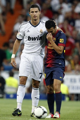 El delantero portugués del Real Madrid Cristiano Ronaldo saluda a Pedro Rodríguez, del FC Barcelona.