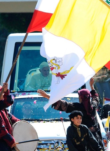 Libaneses esperan al papa Benedicto XVI a su llegada a bordo del papamóvil al palacio de Baabda.