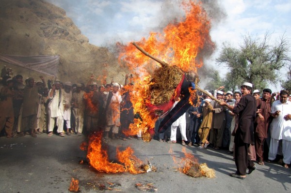Afganos queman una efigie del presidente de Estados Unidos, Barack Obama, durante una protesta contra la difusión de un vídeo sobre la vida del profeta Mahoma.