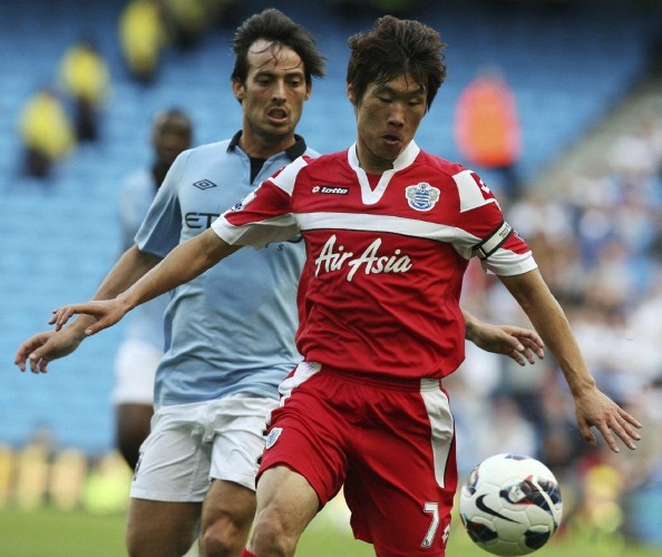 Park Ji-Sung, capitán del Queens Park Rangers, lucha por el balón con David Silva, del Manchester City.