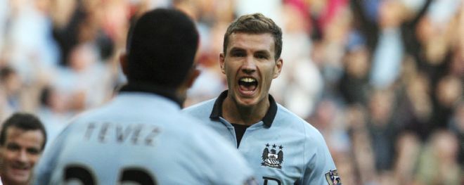 Edin Dzeko, del Manchester City, celebra con su compañero argentino Carlos Tévez un gol.