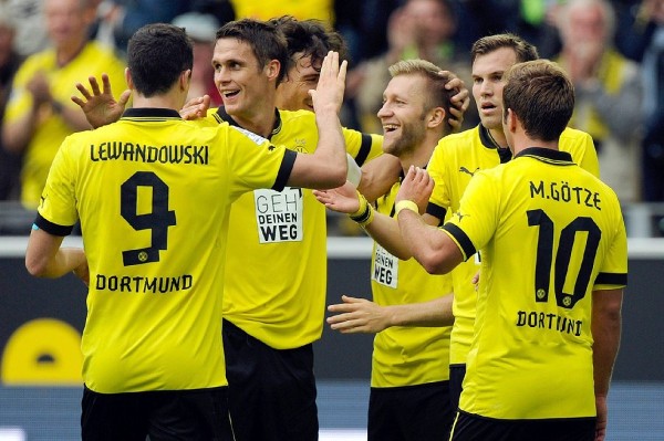 Jakub Blaszczykowsi (3d), del Borussia Dortmunt, es felicitado por sus compañeros.