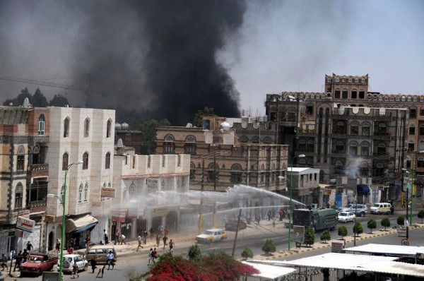 Una columna de humo negro se eleva en el horizonte procedente del edificio de la Embajada de EEUU en Saná.