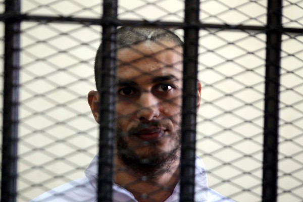 El joven cristiano copto egipcio Albert Saber tras los barrotes durante la primera vista de su juicio acusado de insultar a las religiones monoteístas.