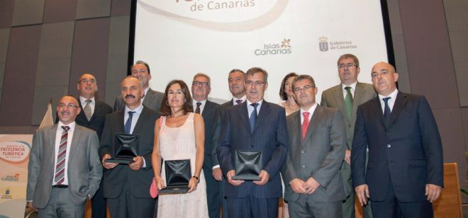 El presidente del Gobierno Canario, Paulino Rivero (c segunda fila), con los premiados con las Medallas a la Excelencia Turística.