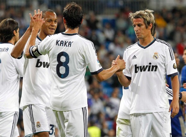 El delantero del Real Madrid Kaká celebra con sus compañeros.
