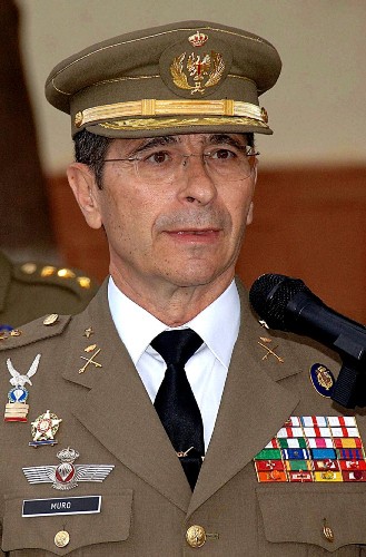 El teniente general César Muro.