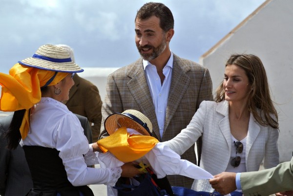 Los Príncipes de Asturias reciben trajes típicos de las isla para sus dos hijas durante la visita que han realizado hoy a La Gomera.