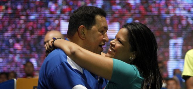 El presidente venezolano, Hugo Chávez, abraza a su hija Rosa Virginia.