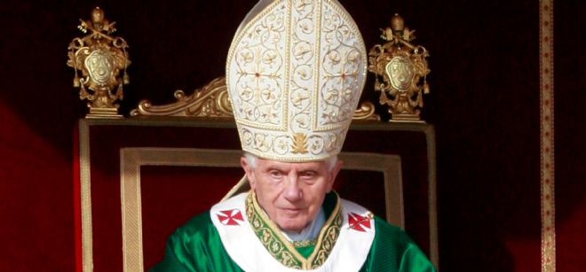 El Papa Benedicto XVI oficiando la misa de apertura del Sínodo de Obispos.