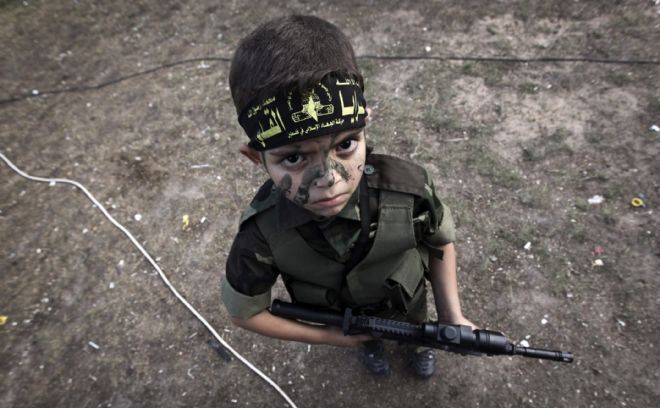 Un niño vestido como un militante palestino de la Yihad Islámica.