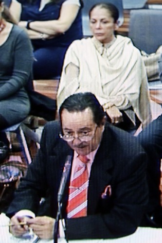Julián Muñoz, delante de Isabel Pantoja, durante una sesión del juicio.