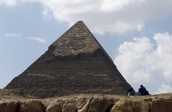 Vista de la milenaria pirámide de Kefrén, en Giza.