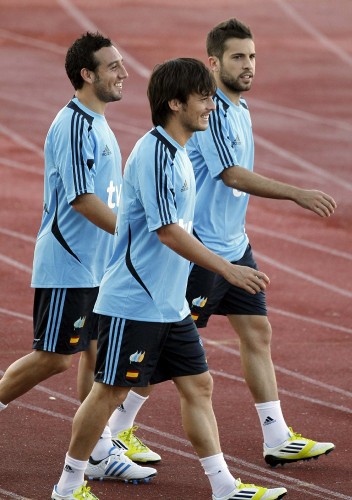 Los jugadores de la selección española de fútbol Cazorla (i), David Silva (c) y Jordi Alba durante un entrenamiento.