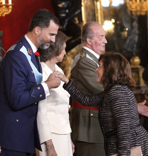 El príncipe de Asturias, junto a los reyes Juan Carlos y Sofía, saluda a la vicepresidenta del Gobierno, Soraya Sáenz de Santamaría.