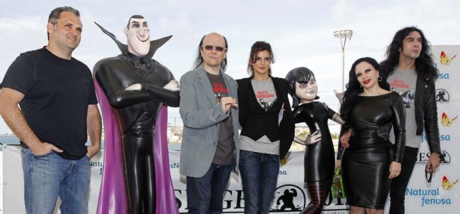 De iz. a der., el director Genndy Tartakovsky y los actores Santiago Segura y Clara Lago, acompañados por la cantante y actriz Olvido Gara y su marido, Mario Vaquerizo.