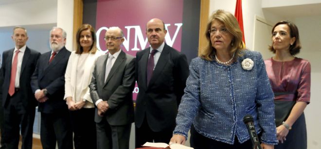 La nueva presidenta de la Comisión Nacional del Mercado de Valores (CNMV), Elvira Rodríguez (2d), durante el acto de toma de posesión de su cargo.