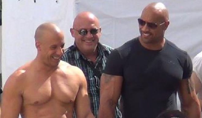 Vin Diesel, mostrando sus biceps, y Dwayne 
