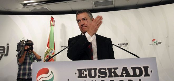 El candidato a lehendakari por el PNV, Iñigo Urkullu, durante su comparecencia en Bilbao para valorar el recuento de votos.