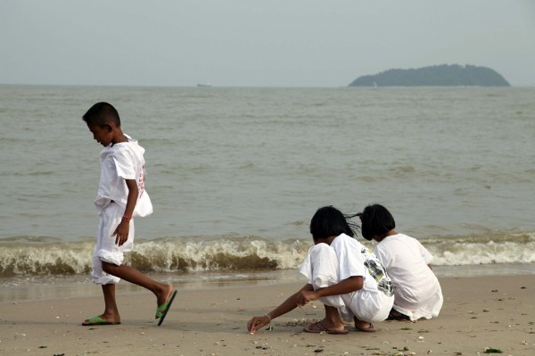 Los niños de una aldea local de pescadores juegan en la arena de las playas de la provincia de Phuket. Las playas del suroeste de Tailandia en las que transcurre la muy taquillera película 