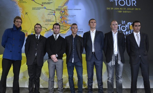Panorámica de algunos de los ciclistas que acudieron hoy a la presentación del Tour 2013.