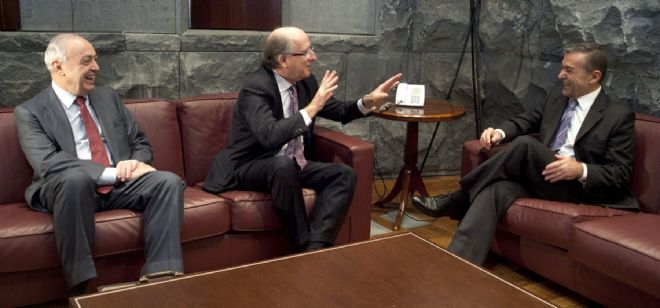El presidente del Gobierno de Canarias, Paulino Rivero (d), se entrevistó hoy con el presidente de Repsol, Antonio Brufau (c).