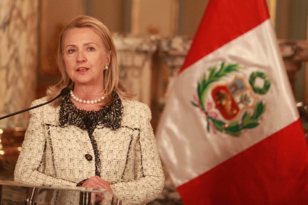 La secretaria de Estado de los Estados Unidos, Hillary Clinton, ofrece declaraciones a la prensa con el presidente del Perú.