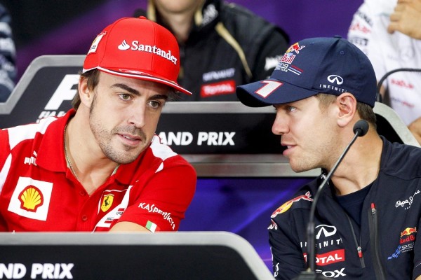 El piloto español de Fórmula Uno Fernando Alonso, de Ferrari, conversa con el alemán Sebastian Vettel.