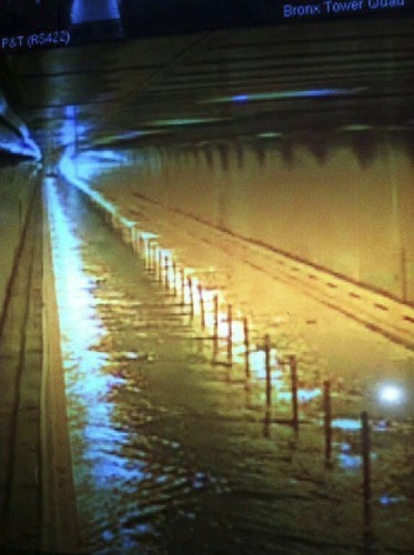 Imagen del túnel Hugh L. Carey de Nueva York completamente anegado por el agua.