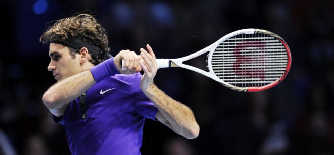 El tenista suizo Roger Federer devuelve la bola en el partido del grupo B de cuartos de final de la Copa de Maestros que disputó contra el español David Ferrer.