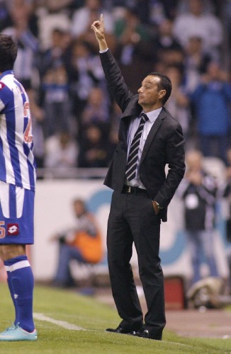 El entrenador del Deportivo José Luis Oltra da indicaciones.