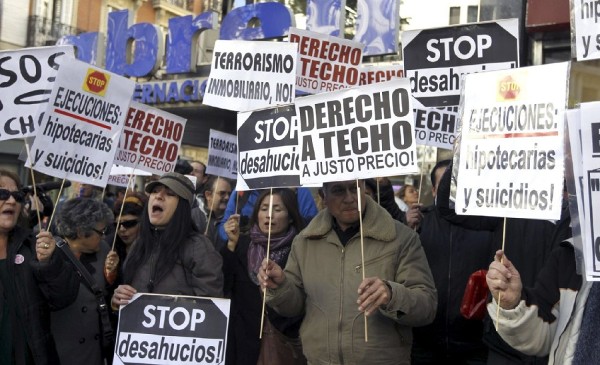 Protesta ante las sede del PP en Madrid de la plataforma de afectados.