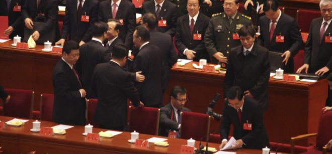 El presidente chino y secretario del Partido Comunista de China, Hu Jintao (d), recoge los papeles de su discurso de cierre del XVIII Congreso de la formación mientras su sucesor, Xi Jinping (i), le observa. 