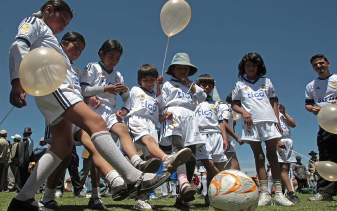 Niños de la fundación ALALAY que son parte de la escuela del Real Madrid.