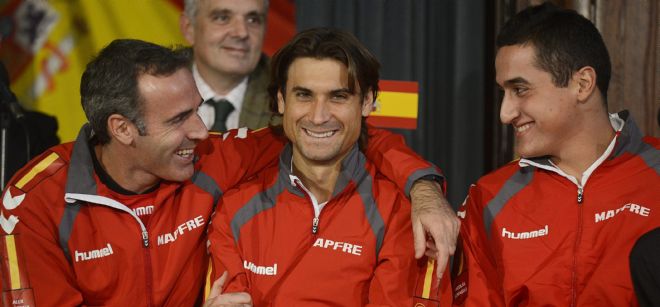 El capitán del equipo español de Copa Davis, Alex Corretja (i), y los tenistas españoles David Ferrer (c) y Nicolás Almagro.