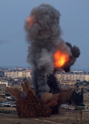 Una bomba explota al caer en la Frontera de Gaza.