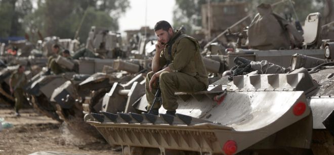 Un soldados israelí habla por teléfono en el campamento instalado en la lozalidad de Sderot, Israel.