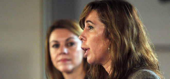 La candidata del PPC a la Generalitat, Alicia Sánchez-Camacho (d), y la número dos del PP, María Dolores de Cospedal.