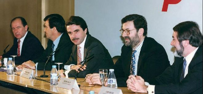 Fotografía facilitada por la editorial Plantea del expresidente del Gobierno José María Aznar (c), con Rodrigo Rato, Francisco Álvarez-Cascos, Mariano Rajoy y Jaime Mayor (i a d) en 1996.