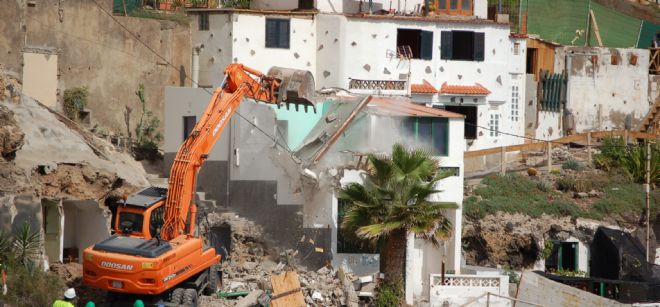 Demolición de las viviendas en Cho Vito, ayer.