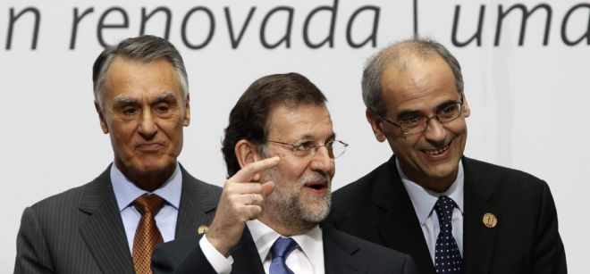 El presidente del Gobierno, Mariano Rajoy (c) el de Portugal,Aníbal Cavaco Silva (i), y el jefe del Gobierno de Andorra, Antoni Martí Petit (d).