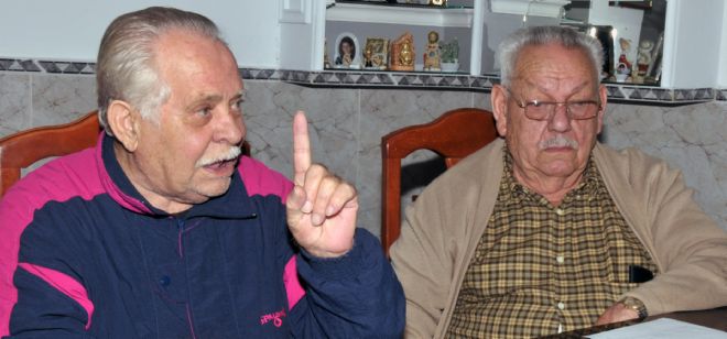 Antonio Méndez junto a Bruno Ramallo (derecha), uno de los albañiles que construyó su casa en los años 70.