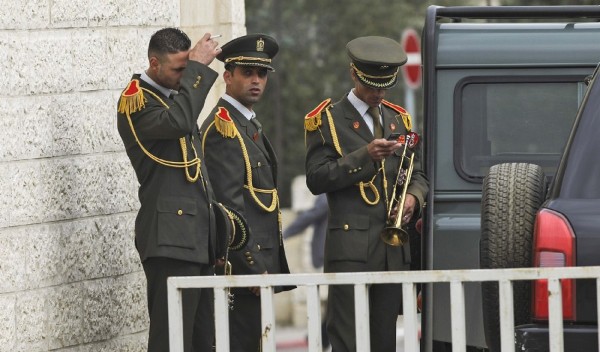 Guardias de honor tras concluir una ceremonia en el mausoleo.